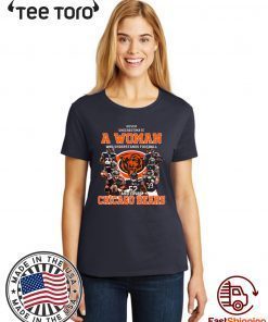 Never underestimate a woman who understands Chicago Bears Tee Shirt