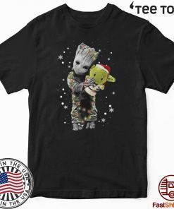 Baby Groot hug Baby Yoda doll Christmas shirt t-shirt