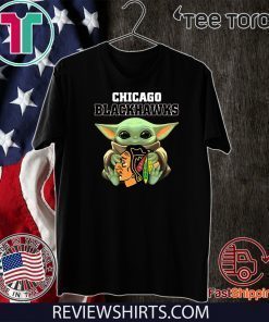 Baby Yoda Hug Chicago Blackhawks 2020 T-Shirt