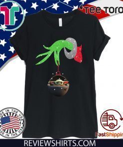 Grinch hand holding Baby Yoda Offcial T-Shirt