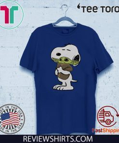 Snoopy hugging baby Yoda Offcial T-Shirt