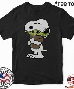 Snoopy hugging baby Yoda Offcial T-Shirt