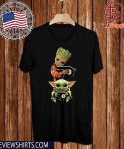 Baby Yoda and Baby Groot hug Philadelphia Flyers 2020 T-Shirt