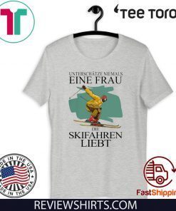 Unterschätze Niemals Einen Frau Der Skifahren Liebt Official T-Shirt