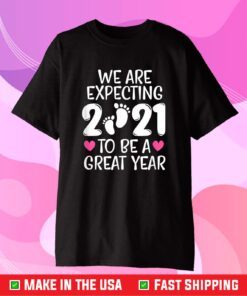 We Are Expecting 2021 To Be A Great Year Pregnancy Mom Dad Classic T-Shirt