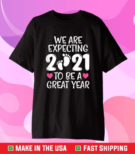 We Are Expecting 2021 To Be A Great Year Pregnancy Mom Dad Classic T-Shirt