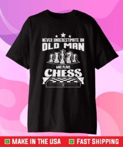 Never Underestimate An Old Man Who Plays Chess Gift T-Shirt
