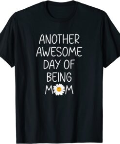 Awesome Being Mom Saying Smiling Daisy Happy Flower Face Tee Shirt