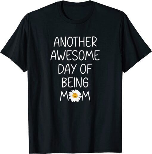 Awesome Being Mom Saying Smiling Daisy Happy Flower Face Tee Shirt