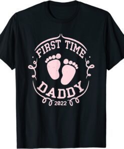 Vintage First Time Daddy 2022 Baby Feet New Dad Fathers Day Tee Shirt