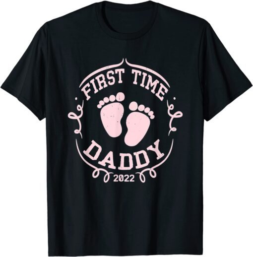 Vintage First Time Daddy 2022 Baby Feet New Dad Fathers Day Tee Shirt