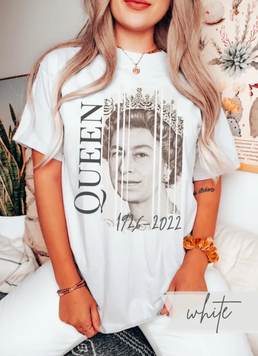 Pray For Queen Elizabeth 1926-2022 Queen of England T-Shirt