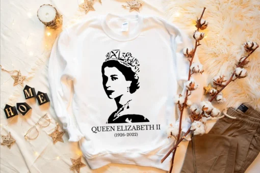 Prayers For The Queen Elizabeth ll 1926-2022 Tee Shirt