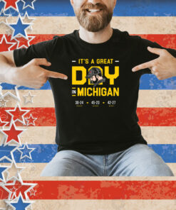 It's-a-Great-Day-in-Michigan-Michigan-College-Fans-TShirt