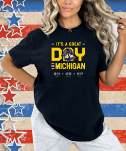 It's-a-Great-Day-in-Michigan-Michigan-College-Fans-TShirt